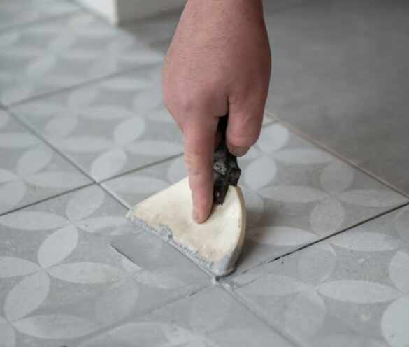 Aplicación de fragüe entre las piezas de cerámica